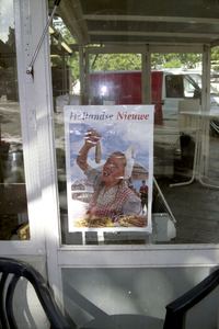 606001 Afbeelding van een affiche voor Hollandse Nieuwe [haring] op de viskraam van Van Daalen op het Vredenburg te Utrecht.